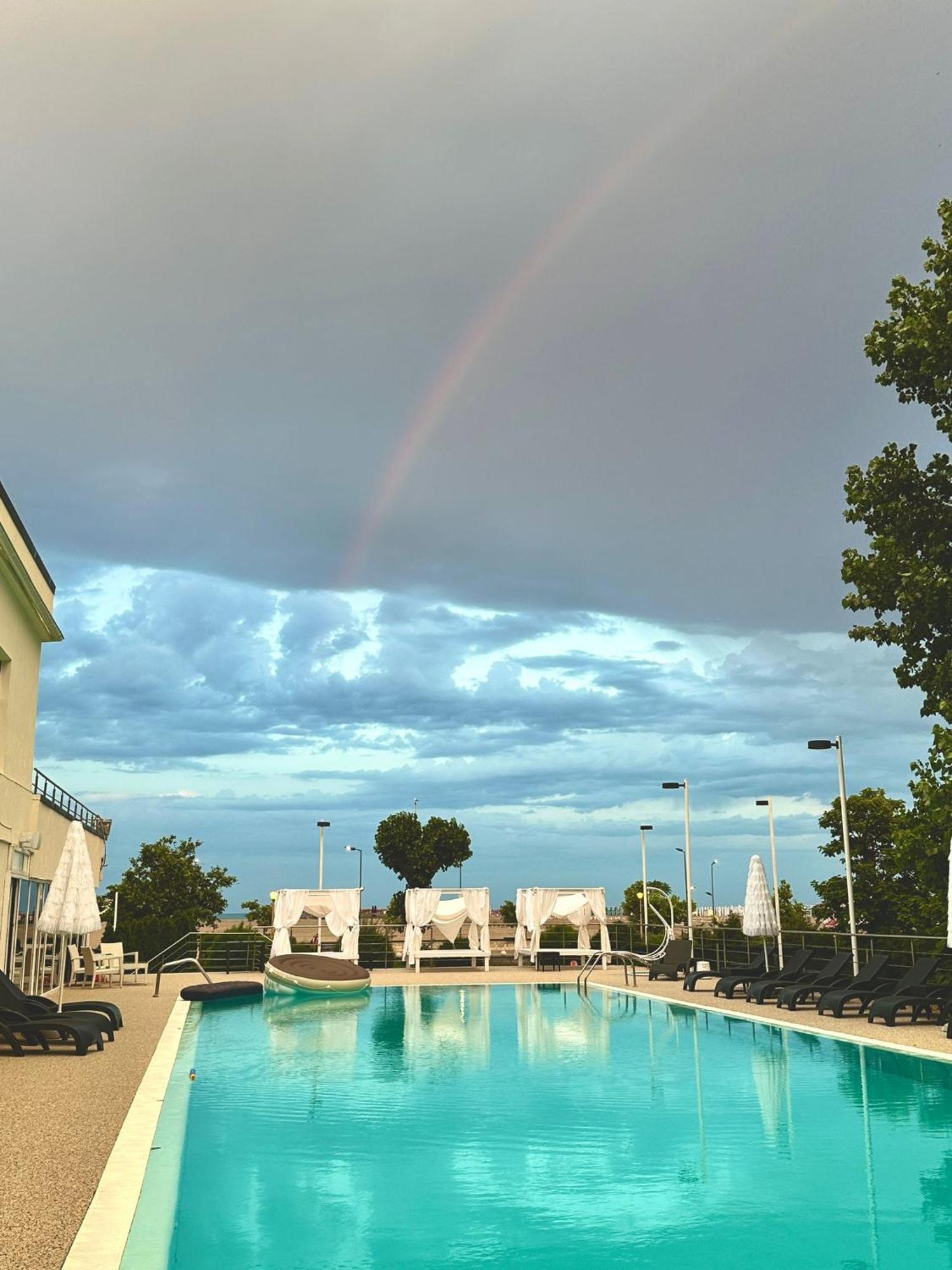 Hotel Queen Vera Mamaia Bagian luar foto